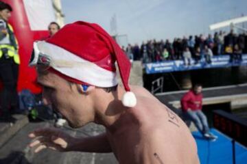 La Copa Nadal, cumple su edición 106, para celebrar el día de Navidad con una carrera de 200 metros en aguas del puerto de Barcelona. 