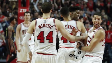 Nikola Mirotic festeja el triunfo de los Bulls junto a Valentine, Butler y Carter-Williams.