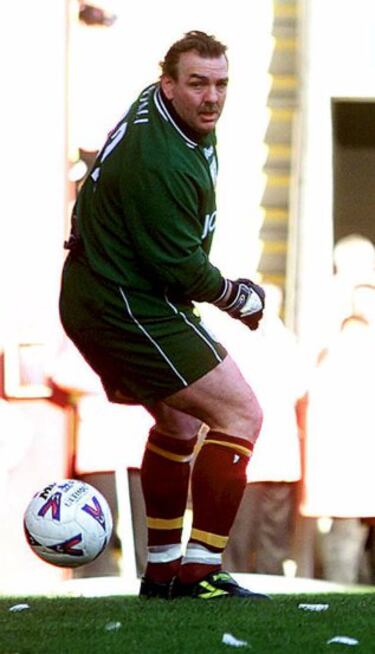 Portero galés retirado, es el segundo jugador con más partidos jugados con su selección. Jugó 17 temporadas en el Everton en una época (1980-1998) donde tener mostacho y barriga no era excluyente para defender la portería de un club de nivel.