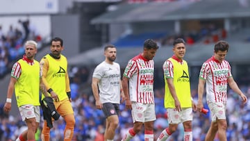 Jugadores del Necaxa después del partido contra el Cruz Azul en el Clausura 2022.