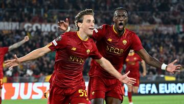 Rome (Italy), 11/05/2023.- AS Roma's Edoardo Bove (L) celebrates with his teammates after scoring the 1-0 lead during the UEFA Europa League semi final first leg soccer match between AS Roma and Bayer Leverkusen at Olimpico stadium in Rome, Italy, 11 May 2023. (Italia, Roma) EFE/EPA/ETTORE FERRARI
