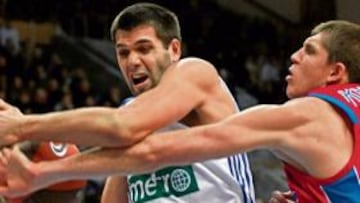 <b>EL ETERNO COLOSO. </b>Felipe Reyes lucha por hacerse con un rebote con Khryapa. El cordobés acabó con 19 puntos y 6 rebotes.