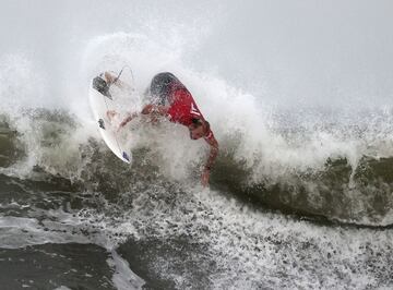 Lo que ha tenido que pasar el surfista australiano hasta llegar a la playa de Tsurigasaki, en Japón, es historia del surf. En 2015 casi se retira tras una caída en Pipeline que le hizo desmayarse. Cuando despertó no recordaba ni su nombre. Hoy, 27 de julio del 2021, se ha convertido en el primer medallista de la historia de los Juegos Olímpicos en surf. Con el bronce obtenido ante Gabriel Medina. Para quitarse el sombrero.