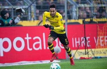 El delantero gabonés llegó al equipo alemán en 2013 donde estuvo hasta el 2018. Disputó 213 encuentros en los que anotó 141 goles y dio 36 asistencias. Consiguió dos Copas de Alemania y dos Supercopas de Alemania. 