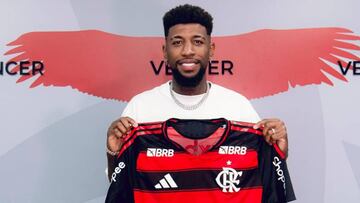 Emerson Royal posa con la camiseta de Flamengo.
