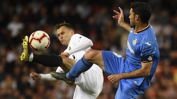 Cheryshev y Jorge Molina pelean por un balón en el partido entre Getafe y Valencia.