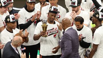 BOSTON, MASSACHUSETTS - MAY 29: Alonzo Mourning presents Jimmy Butler #22 of the Miami Heat with the Larry Bird Trophy after Butler was named the Eastern Conference Finals MVP after defeating the Boston Celtics 103-84in game seven of the Eastern Conference Finals at TD Garden on May 29, 2023 in Boston, Massachusetts. NOTE TO USER: User expressly acknowledges and agrees that, by downloading and or using this photograph, User is consenting to the terms and conditions of the Getty Images License Agreement. Adam Glanzman/Getty Images/AFP (Photo by Adam Glanzman / GETTY IMAGES NORTH AMERICA / Getty Images via AFP)