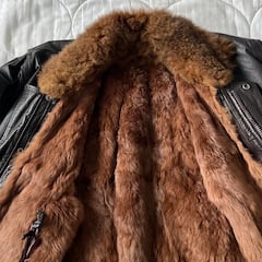 Compra una chaqueta de segunda mano y alucina con lo que tiene dentro: “Por menos de 4 euros...”