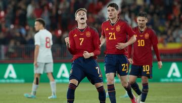 Rodrigo Riquelme celebra junto a Sergio Camello uno de sus goles con la Sub-21.