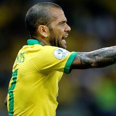 Alves carga contra Messi: "Faltó el respeto a mi selección"