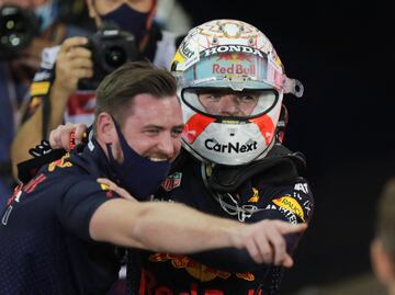 Celebración de Max Verstappen tras proclamarse campeón del mundo de la Fórmula 1 en el circuito de Yas Marina. 