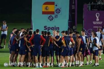 Luis Enrique durante la charla al grupo durante el entrenamiento de hoy.  