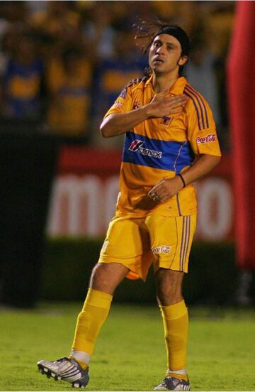 Gran goleador en los Clásicos, jugó en diferentes etapas para los universitarios.