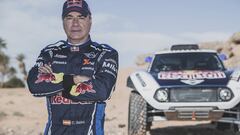 Carlos Sainz posa junto al Mini JCW Buggy.