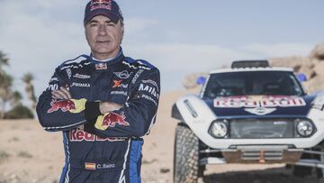 Carlos Sainz posa junto al Mini JCW Buggy.