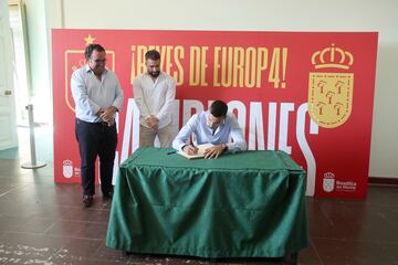 Joselu y Carvajal firman en el libro de ilustres visitas del Ayuntamiento de Boadilla junto a Francisco Javier ?beda Libana, alcalde de Boadilla del Monte.


