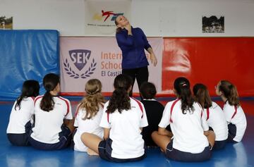 SEK-El Castillo, sobre el tatami, Coral y un grupo de alumnas: toca clase de autoprotección femenina. "No sabes cuánto me llena". Agradece a la anterior directora, Mercedes Pereda, empezar esto. Aquí también es pionera. Las niñas aman sus clases. Y aprenden.