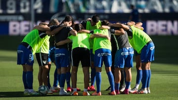 Los jugadores del Málaga se conjuran antes de un partido en La Rosaleda.