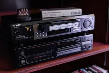 Solo queda un Blockbuster en el mundo y lo puedes alquilar durante una noche con barra libre de películas y juegos