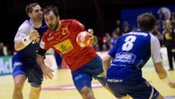 Joan Cañellas en acción ante los islandeses Bjarki Mar Gunnarsson y Porir Olafsson.