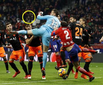 El 4 de febrero de 2018, Godín perdió varios dientes al recibir un puñetazo de Neto, portero del Valencia, al intentar despejar el balón.