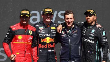 MONTREAL, QUEBEC - JUNE 19: Race winner Max Verstappen of the Netherlands and Oracle Red Bull Racing (second from left), Second placed Carlos Sainz of Spain and Ferrari (L), Third placed Lewis Hamilton of Great Britain and Mercedes (R) and Ben Gordon-Smith of Red Bull Racing (second from right) celebrate on the podium during the F1 Grand Prix of Canada at Circuit Gilles Villeneuve on June 19, 2022 in Montreal, Quebec.   Clive Rose/Getty Images/AFP
== FOR NEWSPAPERS, INTERNET, TELCOS & TELEVISION USE ONLY ==