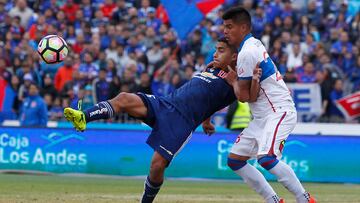 El jugador de Universidad de Chile, Nicolás Guerra, disputa el balón con Benjamín Vidal de Universidad Catolica.