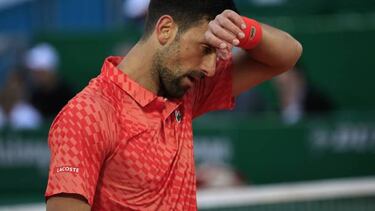 Novak Djokovic, desencajado durante su partido frente a Lorenzo Musetti en Montecarlo.