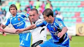 <b>TENSIÓN. </b>Gabi pelea un balón con Bustos en el medio.