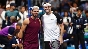 Tennis - ATP 500 - Japan Open Tennis Championships - Ariake Coliseum, Tokyo, Japan - September 30, 2025 Spain's Carlos Alcaraz and Taylor Fritz of the U.S. pose for a photograph before the final REUTERS/Issei Kato