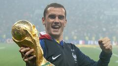 Antoine Griezmann con la Copa del Mundo.