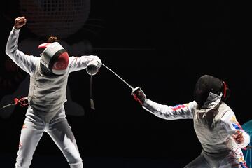 La filipina Samantha Kyle Catantan y la singapurense Amita Marie Nicolette Berthi durante la final femenina de florete de la 29ª edición de los Juegos Asiáticos, que se celebran en Kuala Lumpur.