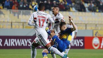 Futbol, Everton vs Sao Paulo.
Fase de grupos, Copa Sudamericana 2022.
El jugador de Everton Diego Oyarzun, centro, disputa el balon con Marquinhos de Sao Paulo durante el partido del grupo D de la Copa Sudamericana realizado en el estadio Sausalito de Vina del Mar, Chile.
05/05/2022
Raul Zamora/Photosport
Football, Everton vs Sao Paulo.
Group phase, 2022 Sudamericana Championship.
Everton's player Diego Oyarzun, center, vies for the ball against Marquinhos of Sao Paulo during the group D match of the Copa Sudamericana Championship held at the Sausalito stadium in Vina del Mar, Chile.
05/05/2022
Raul Zamora/Photosport