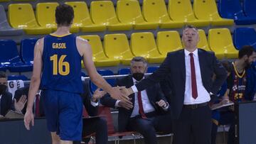 Jasikevicius saluda a Pau Gasol.
