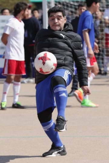 Maradona y Pablo Aimar jugaron un partido de futbol 5 con jóvenes coreanos para promocionar el sorteo del Mundial sub20. Maradona se convirtió en el protagonista y hasta en un momento del partido intento repetir la jugada de la mano de Dios, pero en esta ocasión no fue gol