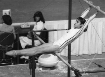 Nadia Comaneci durante su ejercicio de barras asimétricas en los Juegos Olímpicos de Montreal 1976 en el que consiguió el primer 10 de unas Olimpiadas.