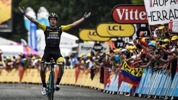 Slovenia&#039;s Primoz Roglic celebrates as he crosses the finish line to win the 19th stage of the 105th edition of the Tour de France cycling race, on July 27, 2018 between Lourdes and Laruns, southwestern France. / AFP PHOTO / Jeff PACHOUD