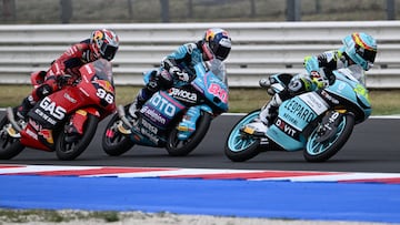 MotoGP - San Marino Grand Prix - Misano World Circuit Marco Simoncelli, Misano Adriatico, Italy - September 8, 2024 Leopard Racing's Angel Piqueras, CFMoto Aspar Team's David Alonso and Red Bull GasGas Tech3's Daniel Holgado in action during the Moto3 race REUTERS/Massimo Pinca