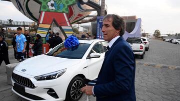 Directiva del Pachuca regala auto a Guillermo Almada