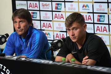 Inter Milan's manager Antonio Conte (L) and player Nicolo Barella attend a press conference in Singapore on July 19, 2019, ahead of the team's International Champions Cup football match against Manchester United. (Photo by Roslan RAHMAN / AFP)