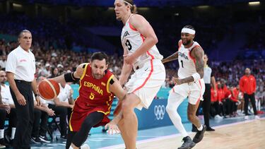 Rudy Fernández, alero de España, frente a Kelly Olynyk, pívot de Canadá.