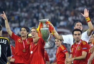 Xavi junto a Rubén de la Red, Fernando Torres y Sergio Ramos en la vuelta de honor con el trofeo de la Eurocopa 2008 tras vencer a Alemania en la final.