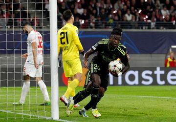 Vinicius, al filo del descanso, acercó al Real Madrid con el 2-1.