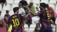 CORDOBA, SPAIN - MAY 02:  Luis Suarez (R) of FC Barcelona celebrates scoring their second goal with team-mate Lionel Messi (L) during the La Liga match between Cordoba CF and Barcelona FC at El Arcangel stadium on May 2, 2015 in Cordoba, Spain.  (Photo by Gonzalo Arroyo Moreno/Getty Images)