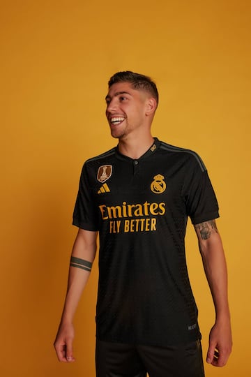 Negra con detalles amarillos, as赤 es la tercera equipaci車n del Real Madrid