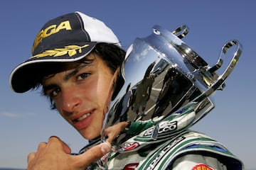 Sainz posa con uno de los trofeos que logr para proclamarse subcampen del Campeonato de Europa de KF3 en 2009, logro que llam la atencin del programa de Red Bull.