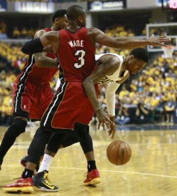 Paul George con el balón.
