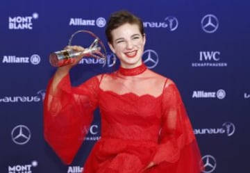 La esgrimista paralímpica italiana Beatrice Vio posa con el premio a la 'Mejor deportista discapacitado del año' al que le fue concedido durante los Premios Laureus en Mónaco