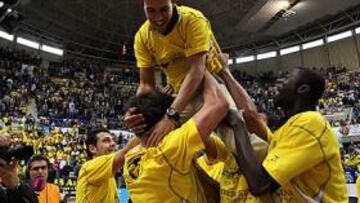 <b>ÉXITO. </b>Jakim Donaldson y Jaime Heras elevan a Adrián Fuentes, con la ayuda de otros compañeros, para festejar el ascenso deportivo a la ACB del Iberostar Socas Canarias.