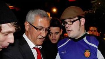 <b>REGRESO. </b>Manzano volvió ayer a Valladolid y fue bien recibido en el hotel de concentración.